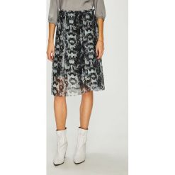Vero Moda - Spódnica Blair. Czarne spódniczki damskie Vero Moda, s, bez wzorów, z elastanu, z podwyższonym stanem, midi, rozkloszowane. W wyprzedaży za 69,90 zł.