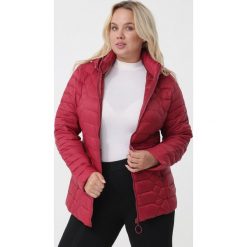 Bordowa Kurtka Meilani. Czerwone kurtki damskie Born2be, xl, bez wzorów, długie. Za 159,99 zł.
