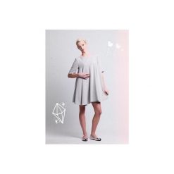 Sukienka Orchidee. Szare sukienki damskie La folie, na imprezę, bez wzorów, eleganckie, z dekoltem w serek, z krótkim rękawem, krótkie, mini. Za 319,00 zł.