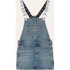 Calvin Klein Jeans - Sukienka dziecięca 116-176 cm. Niebieskie sukienki dziewczęce Calvin Klein Jeans, z aplikacjami, z elastanu, bez rękawów, mini, proste. Za 379,90 zł.