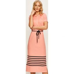 Tommy Hilfiger - Sukienka. Różowe sukienki damskie TOMMY HILFIGER, na co dzień, s, z aplikacjami, z elastanu, casualowe, bez kołnierzyka, z krótkim rękawem, krótkie, midi, proste. Za 539,90 zł.