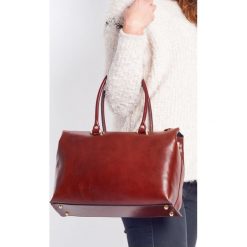 Koniakowa torebka ze skóry moda donna. Kuferki damskie Vera Pelle, w paski, ze skóry, eleganckie, na ramię, bez dodatków. W wyprzedaży za 299,00 zł.