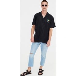 Koszula z krótkim rękawem z haftem. Czarne koszule męskie marki Pull&Bear, m, z haftami, z krótkim rękawem. Za 62,90 zł.