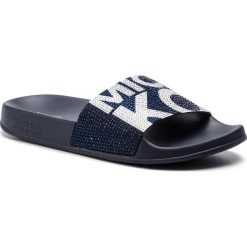 Klapki MICHAEL MICHAEL KORS - Gilmore Slide 40T8GMFA1D Admiral. Niebieskie klapki damskie MICHAEL Michael Kors, bez wzorów, z tworzywa sztucznego, bez obcasa. Za 339,00 zł.