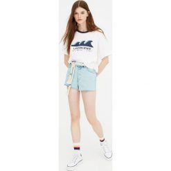 Koszulka z obszyciem przy dekolcie i napisem. Koszulki damskie Pull&Bear, z napisami, bez kołnierzyka. Za 49,90 zł.