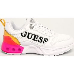 Guess Jeans - Buty. Białe buty sportowe damskie Guess Jeans, z aplikacjami, z jeansu, sportowe. Za 639,90 zł.