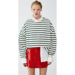 Lakierowana spódnica mini z pięcioma kieszeniami. Czerwone spódniczki marki Pull&Bear, z jeansu, mini. Za 89,90 zł.