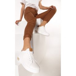 Biało-Camelowe Sneakersy Xanthe. Białe koturny damskie Born2be, z okrągłym noskiem, bez obcasa, na koturnie, na sznurówki. Za 89,99 zł.
