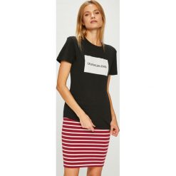 Calvin Klein Jeans - Top. Szare topy damskie Calvin Klein Jeans, l, z nadrukiem, z bawełny, z okrągłym kołnierzem. Za 159,90 zł.