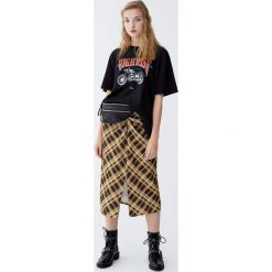 Koszulka motocyklowa z rysunkiem. Czarne koszulki damskie marki Pull&Bear, bez wzorów, bez kołnierzyka, z krótkim rękawem. Za 59,90 zł.