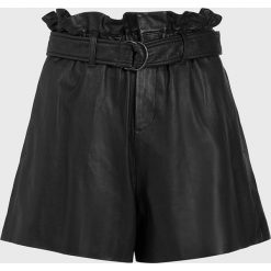 AllSaints - Szorty skórzane Erica. Czarne szorty damskie AllSaints, s, w paski, ze skóry, casualowe, z podwyższonym stanem. W wyprzedaży za 739,90 zł.