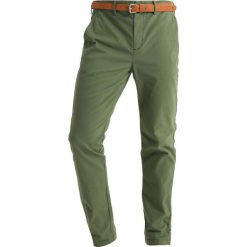 Scotch & Soda STUART IN PEACHED Chinosy military green. Zielone chinosy męskie Scotch & Soda, z bawełny. Za 389,00 zł.