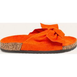 Answear - Klapki Anesia. Pomarańczowe klapki damskie ANSWEAR, bez wzorów, z materiału, bez obcasa, na obcasie. W wyprzedaży za 69,90 zł.