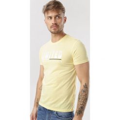 Żółta Koszulka Fontada. Żółte koszulki męskie Born2be, xl, bez wzorów, bez kołnierzyka, bez rękawów. W wyprzedaży za 39,99 zł.