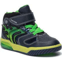 Sneakersy GEOX - J Inek B. C J949CC 0BU11 C0749 S Navy/Lime. Niebieskie trampki chłopięce Geox, bez wzorów, ze skóry ekologicznej, bez zapięcia. W wyprzedaży za 199,00 zł.