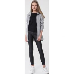 Szara Bluza Lennon. Szare bluzy damskie Born2be, xl, bez wzorów, z dzianiny, z długim rękawem, długie, z kapturem. Za 69,99 zł.