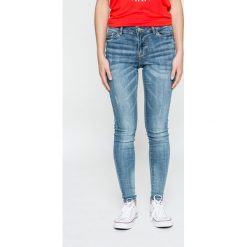 Jacqueline de Yong - Jeansy Ace. Niebieskie jeansy damskie skinny marki Jacqueline de Yong, z elastanu. W wyprzedaży za 59,90 zł.