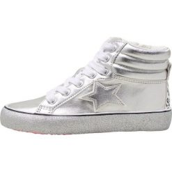 Next RETRO HIGH TOP TRAINERS Tenisówki i Trampki wysokie silver. Szare trampki dziewczęce marki Next, z tworzywa sztucznego. Za 199,00 zł.