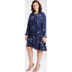 Sukienki hiszpanki: ADIA DRESS VNECK LONG SLEEVES WITH BELT PRINT WITH DOTS Sukienka letnia blue cameo