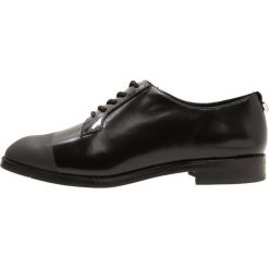 Calvin Klein SATAY Oksfordki black. Czarne półbuty damskie Calvin Klein, bez wzorów, ze skóry ekologicznej, bez obcasa, na sznurówki. Za 509,00 zł.