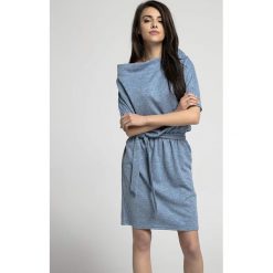 Sukienka w kolorze jasnoniebieskim. Niebieskie sukienki damskie Jesienny butik, na co dzień, xl, bez wzorów, bez kołnierzyka, bez rękawów, mini, proste. W wyprzedaży za 99,95 zł.