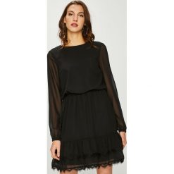Vero Moda - Sukienka Joan. Czarne sukienki damskie Vero Moda, na co dzień, s, bez wzorów, z poliesteru, casualowe, bez kołnierzyka, bez rękawów, rozkloszowane. W wyprzedaży za 119,90 zł.