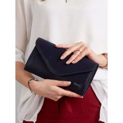 Kopertówka wizytowa granatowa Rovicky W35 - granatowy. Niebieskie kopertówki damskie ROVICKY, w paski, ze skóry ekologicznej, klasyczne, bez dodatków. Za 54,99 zł.