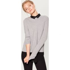Sweter z koszulowym kołnierzem - Jasny szar. Szare swetry klasyczne damskie Mohito, l, z koszulowym kołnierzykiem. Za 99,99 zł.