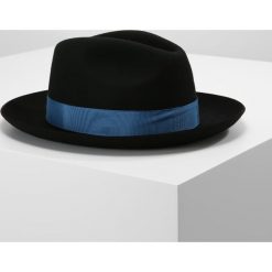 PS by Paul Smith POM POM TRILBY Kapelusz black. Czarne kapelusze damskie marki PS by Paul Smith, bez wzorów, z wełny. W wyprzedaży za 384,30 zł.