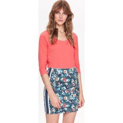 DOPASOWANY T-SHIRT DAMSKI RĘKAW 3/4. Czerwone t-shirty damskie Top Secret, bez wzorów, z bawełny, klasyczne, z okrągłym kołnierzem, bez rękawów. W wyprzedaży za 14,99 zł.