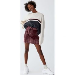 Sweter z panelami i linią na piersi. Swetry damskie Pull&Bear, bez wzorów, bez rękawów, bez kaptura. Za 89,90 zł.