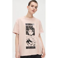 Koszulka Wonder Woman - Różowy. Różowe koszulki damskie Cropp, s. W wyprzedaży za 19,99 zł.