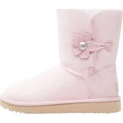 UGG BAILEY BUTTON POPPY Botki poppy seashell pink. Czerwone botki damskie skórzane marki Ugg. Za 929,00 zł.
