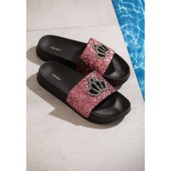 Fuksjowe Klapki Creme Royale. Klapki damskie Renee, bez wzorów, bez obcasa. Za 49,99 zł.