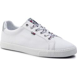Tenisówki Tommy Jeans Casual Sneaker EN0EN00602. Białe półbuty damskie Tommy Jeans, na co dzień, bez wzorów, z jeansu, casualowe, bez obcasa, bez zapięcia. W wyprzedaży za 159,00 zł.