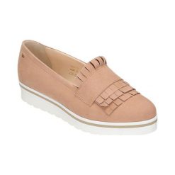 Skórzane półbuty w kolorze jasnoróżowym. Półbuty damskie Clarks, Wojas. W wyprzedaży za 209,95 zł.