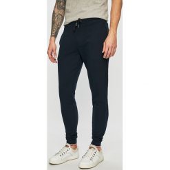 Tommy Hilfiger - Spodnie. Niebieskie spodnie męskie TOMMY HILFIGER, na co dzień, m, bez wzorów, z bawełny, casualowe. W wyprzedaży za 479,90 zł.