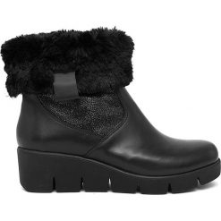 Skórzane botki w kolorze czarnym. Czarne koturny damskie Abril Flowers, bez obcasa, na koturnie, bez zapięcia. W wyprzedaży za 259,95 zł.