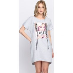 Szara Tunika Up&Up. Szare tuniki damskie Born2be, s, z nadrukiem, z kontrastowym kołnierzykiem, z krótkim rękawem. Za 59,99 zł.