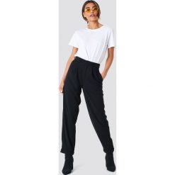 NA-KD Trend Szerokie spodnie z wysokim stanem - Black. Czarne spodnie z wysokim stanem marki NA-KD Trend, z haftami, z podwyższonym stanem. Za 92,95 zł.