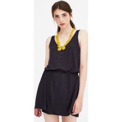 Prążkowana sukienka z guzikami. Czarne sukienki damskie Pull&Bear, bez wzorów, z dzianiny, bez kołnierzyka, bez rękawów. Za 48,90 zł.