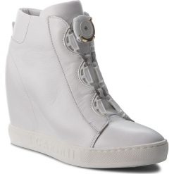 Sneakersy CARINII - B4174 G34-000-PSK-B88. Białe sneakersy damskie marki Carinii, ze skóry. W wyprzedaży za 249,00 zł.