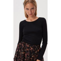 Bluzka z napami na rękawach - Czarny. Czarne bluzki damskie Sinsay, s, bez wzorów, bez kołnierzyka, bez rękawów. Za 24,99 zł.