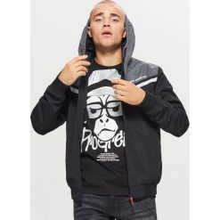 Lekka kurtka z kapturem - Czarny. Czarne kurtki męskie marki Cropp, l, z kapturem. Za 139,99 zł.