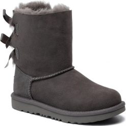 Buty UGG - K Bailey Bow II 1017394K Grey. Szare śniegowce dziewczęce Ugg. W wyprzedaży za 649,00 zł.