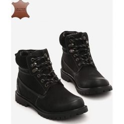Czarne Skórzane Botki Everybody Need It. Czarne botki damskie Renee, bez obcasa, na płaskiej podeszwie, bez zapięcia. Za 129,99 zł.