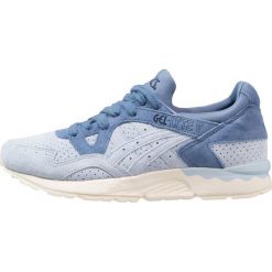Asics Tiger GELLYTE V Tenisówki i Trampki skyway. Niebieskie tenisówki damskie Asics Tiger, ze skóry. W wyprzedaży za 384,30 zł.