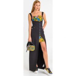 SUKIENKA VERSACE JEANS COUTURE. Czarne sukienki damskie Versace Jeans Couture, na imprezę, xs, bez wzorów, z jeansu, bez kołnierzyka, bez rękawów, maxi, dopasowane. Za 1669,00 zł.