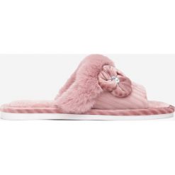Ciemnoróżowe Kapcie Nymyla. Różowe kapcie damskie Born2be. Za 29,99 zł.