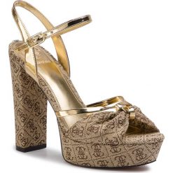 Sandały GUESS - Leviy3 FL6LV3 FAL03 BEIBR. Żółte klapki damskie Guess, z aplikacjami, ze skóry ekologicznej, bez obcasa, na obcasie. Za 669,00 zł.